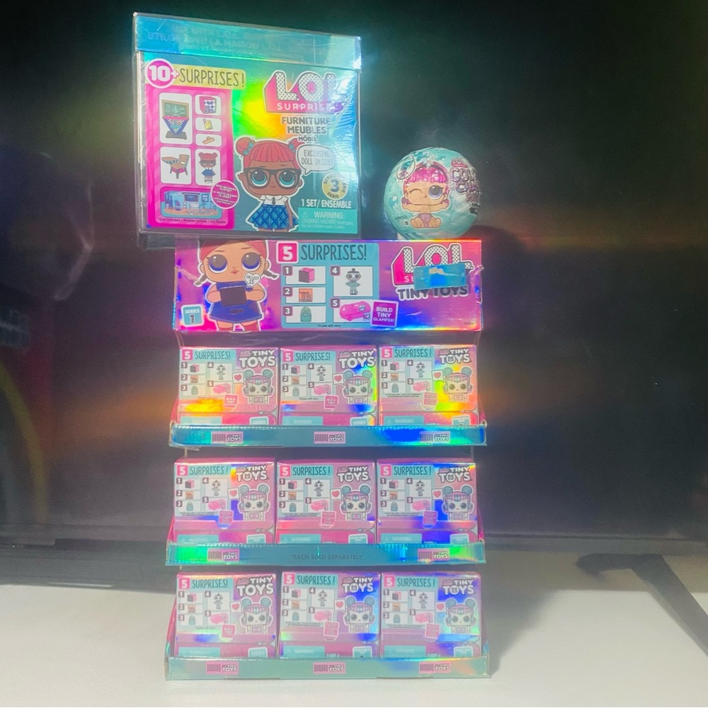 L.O.L. Surprise Dolls Furniture Color Changing And 18 Tiny Toys W Display